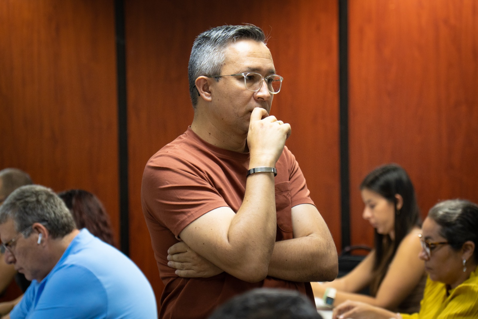 Julián acompañando a los participantes del taller