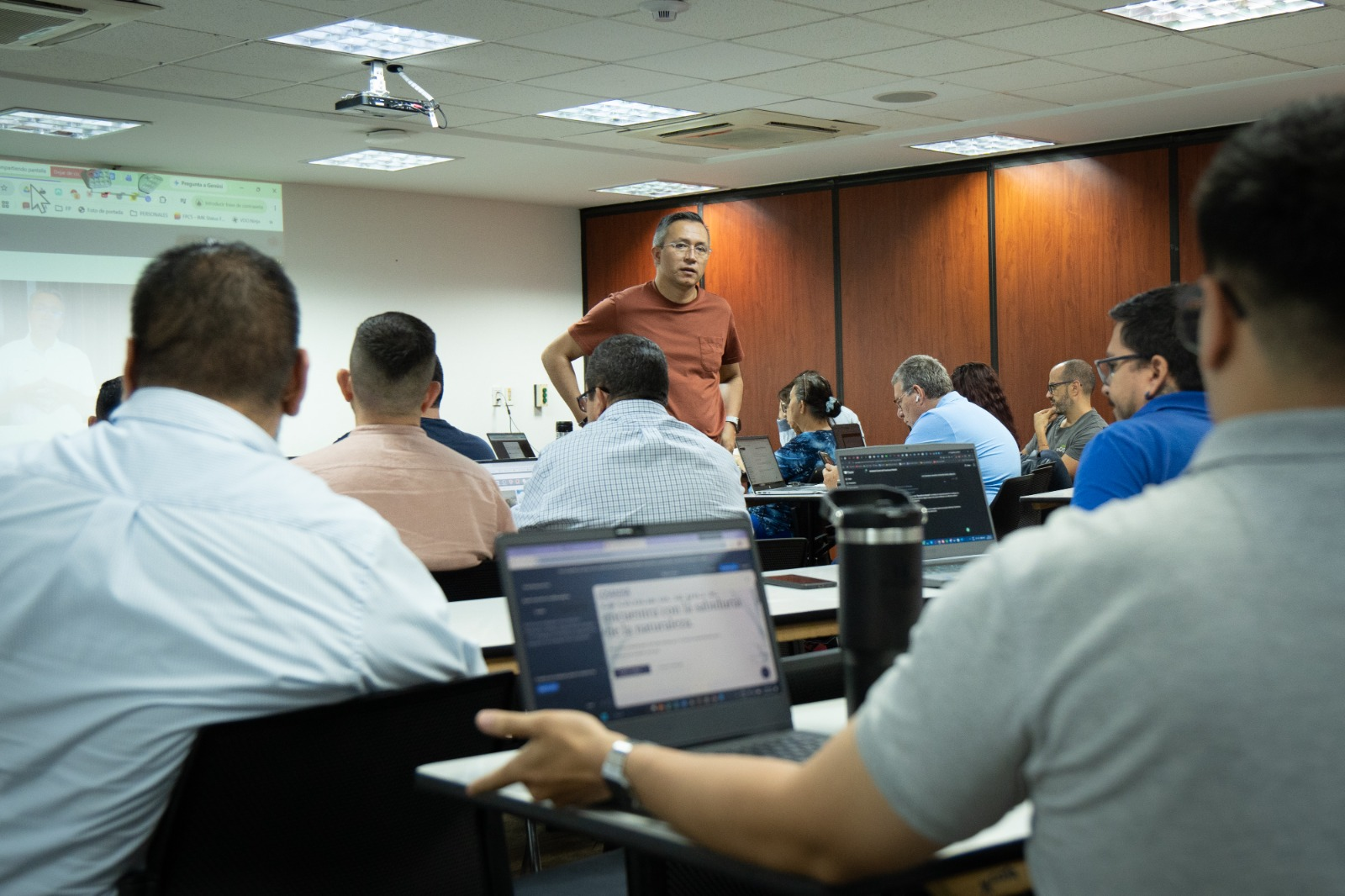 Julián en un taller práctico con docentes