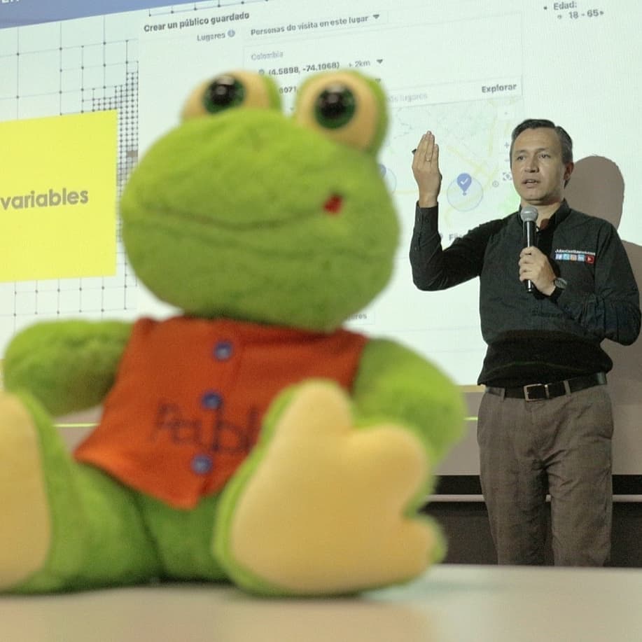 Julián en presentación con la rana René de peluche